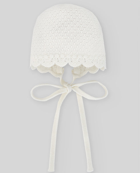 Boneta nou nascut din lana tricotata