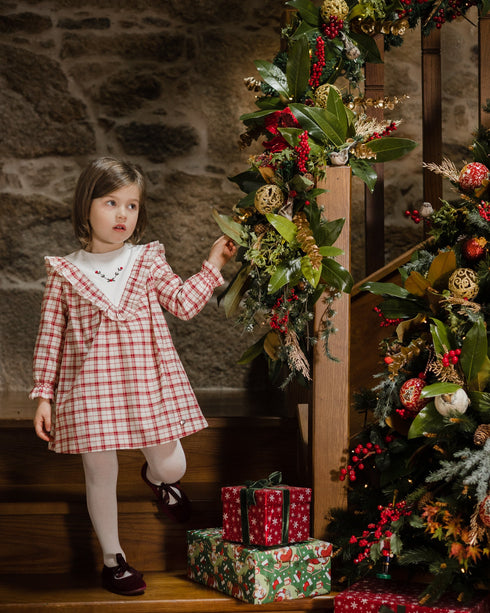 Rochie cu carouri rosii cu piept brodat