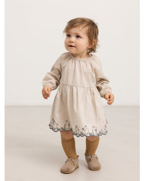 Rochie cu croiala ampla si broderie ondulata