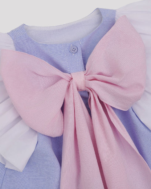 Rochie albastra cu funda roz voluminoasa si volane