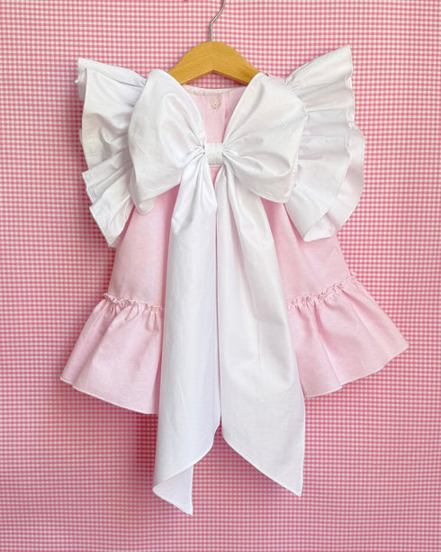 Rochie roz cu funda voluminoasa si volane