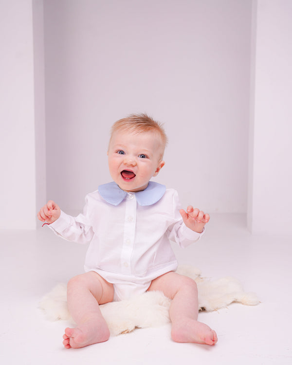 Body ceremonie cu guler albastru