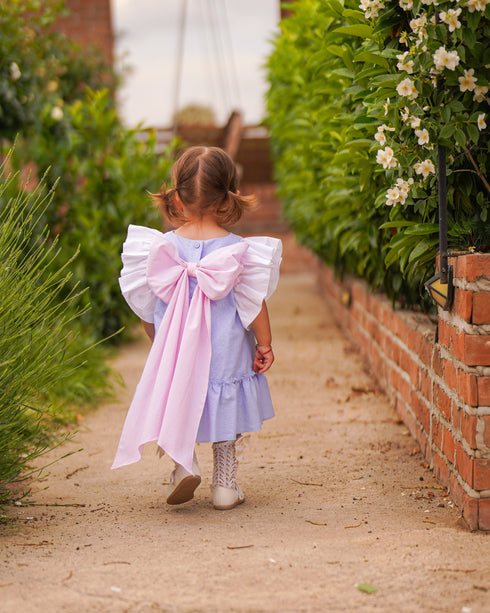 Rochie albastra cu funda roz voluminoasa si volane
