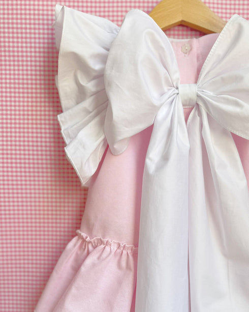 Rochie roz cu funda voluminoasa si volane