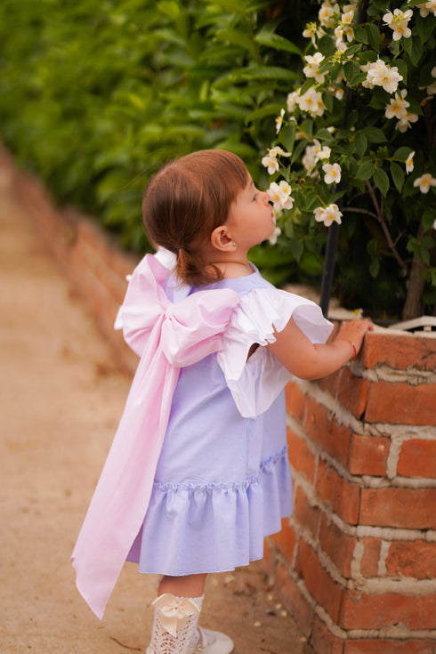 Rochie albastra cu funda roz voluminoasa si volane