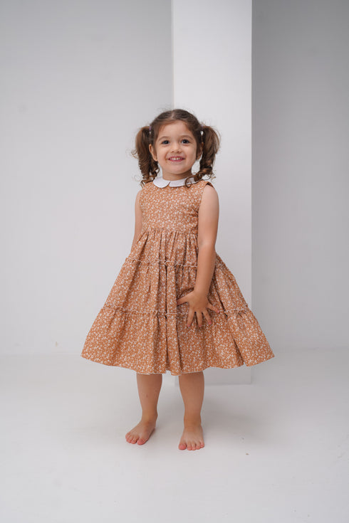 Rochie cu flori maro si guler rotund