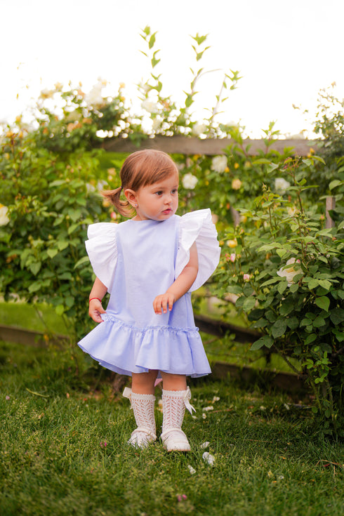 Rochie albastra cu funda roz voluminoasa si volane