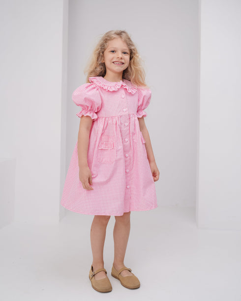 Rochie in carouri roz cu volane