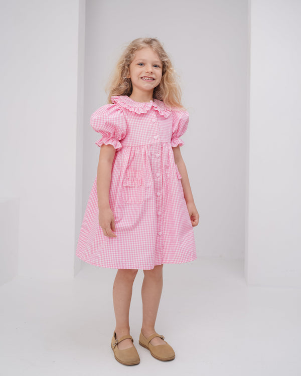 Rochie in carouri roz cu volane