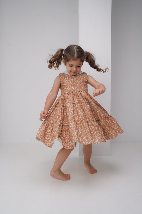 Rochie cu flori maro si guler rotund