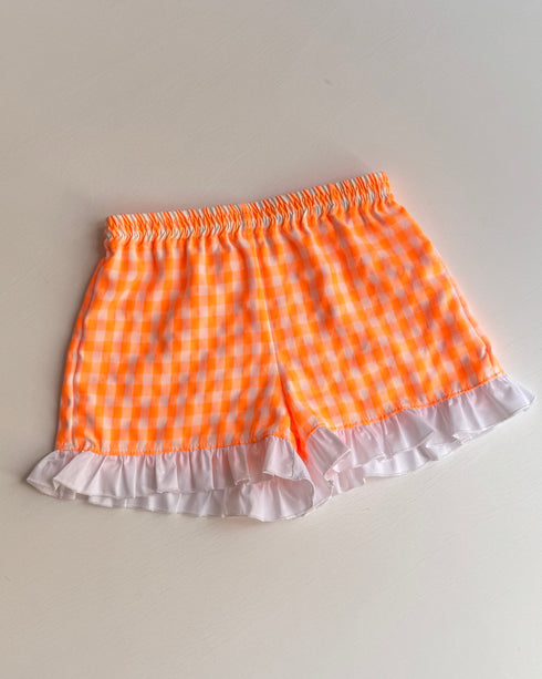 Pantaloni scurti cu carouri neon si volane