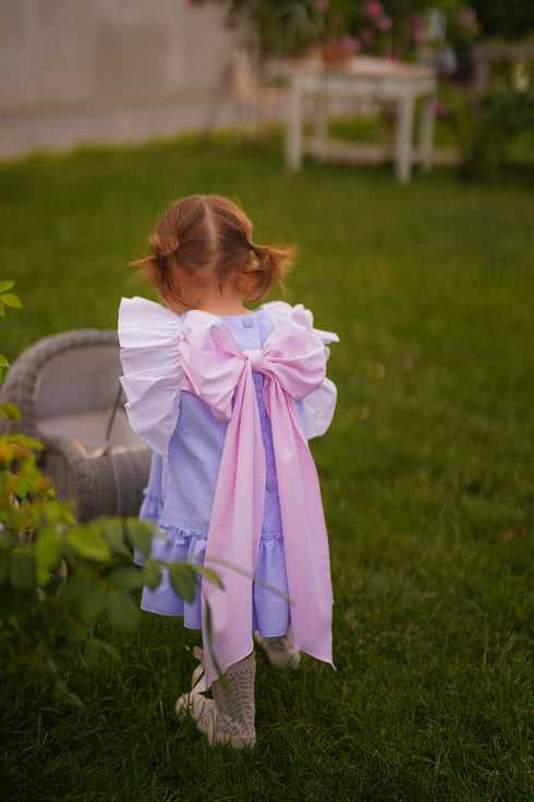 Rochie albastra cu funda roz voluminoasa si volane