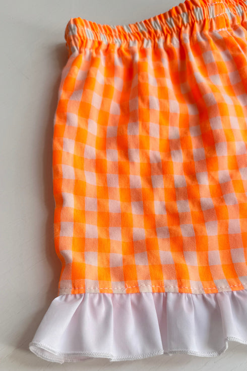 Pantaloni scurti cu carouri neon si volane