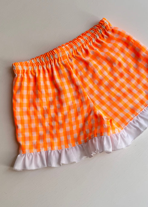 Pantaloni scurti cu carouri neon si volane