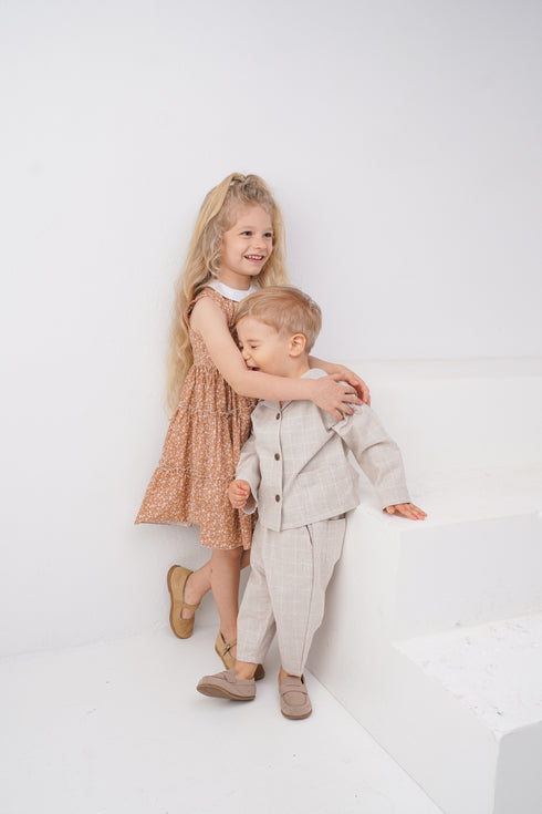 Rochie cu flori maro si guler rotund