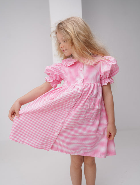 Rochie in carouri roz cu volane