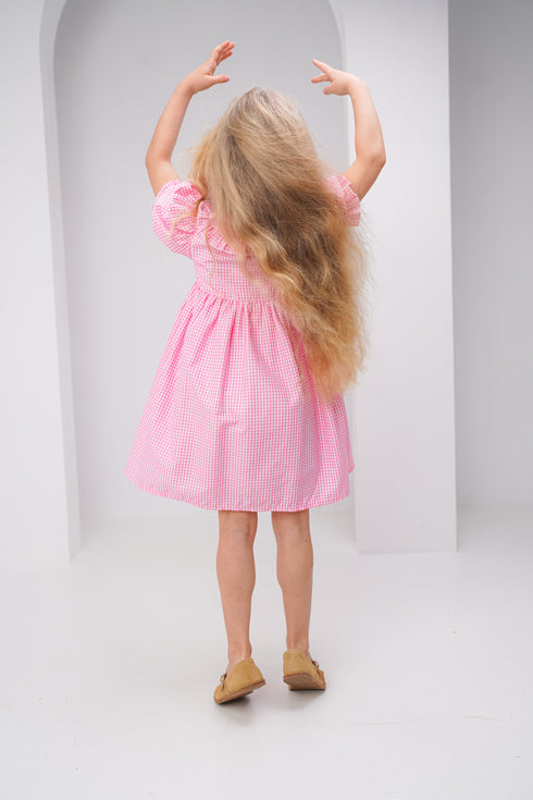 Rochie in carouri roz cu volane