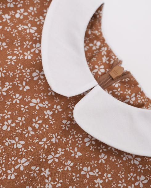 Rochie cu flori maro si guler rotund