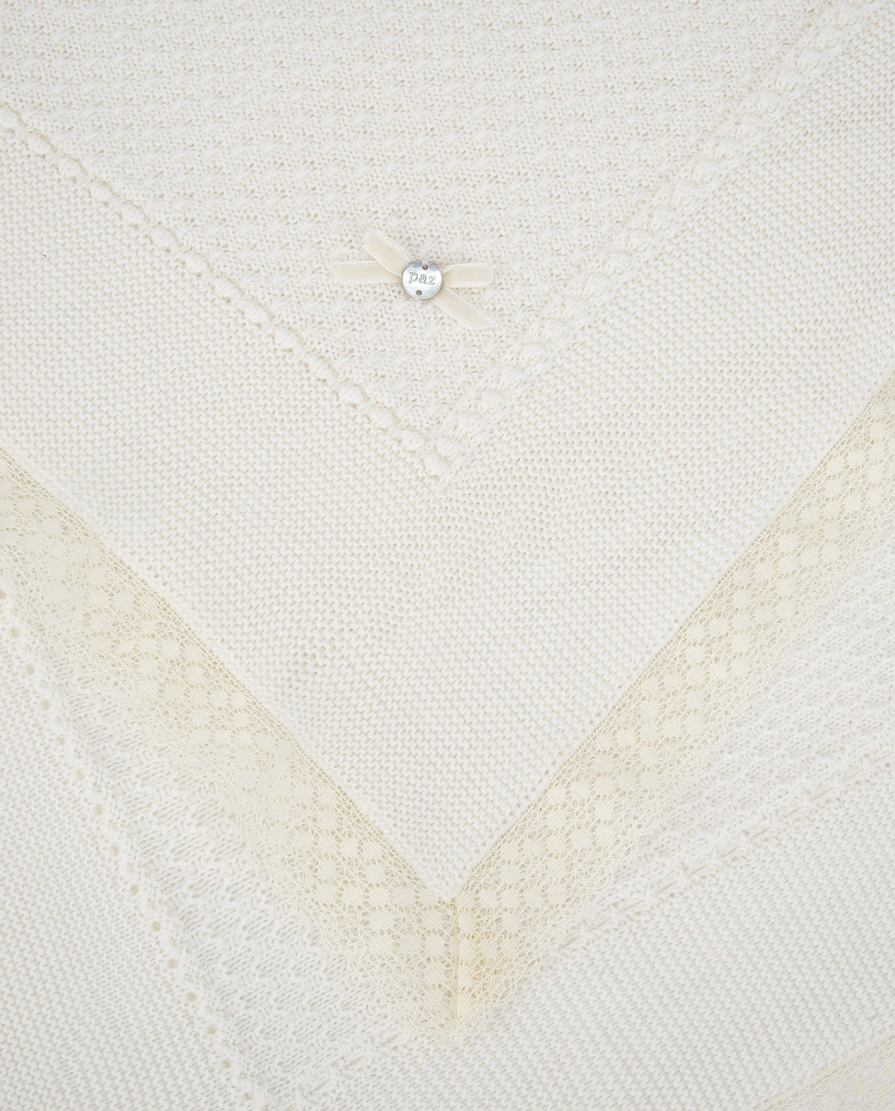 Paturica 100% lana ivory cu dantela si fundita decorativa