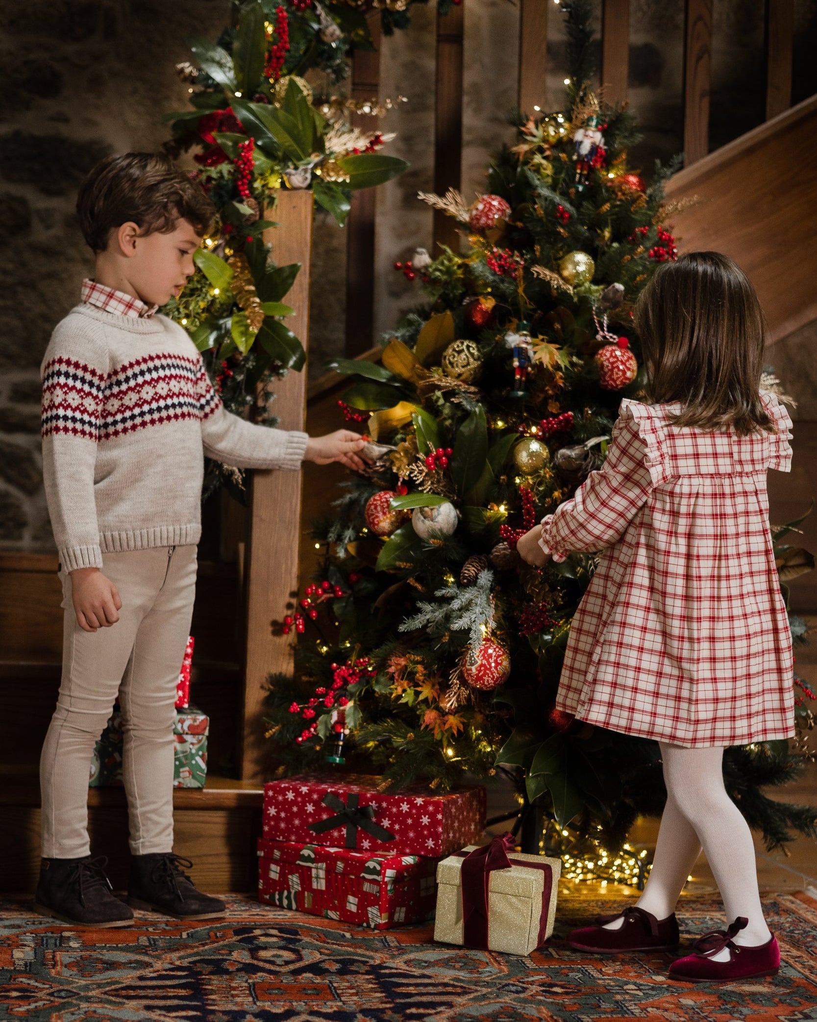 Rochie cu carouri rosii cu piept brodat