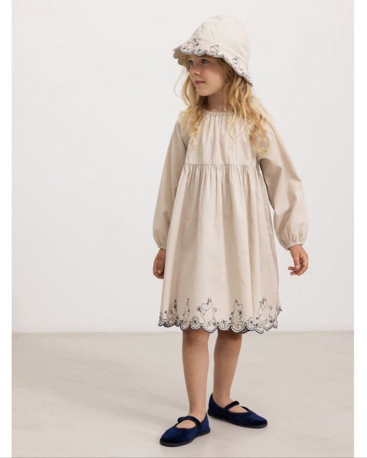 Rochie cu croiala ampla si broderie ondulata