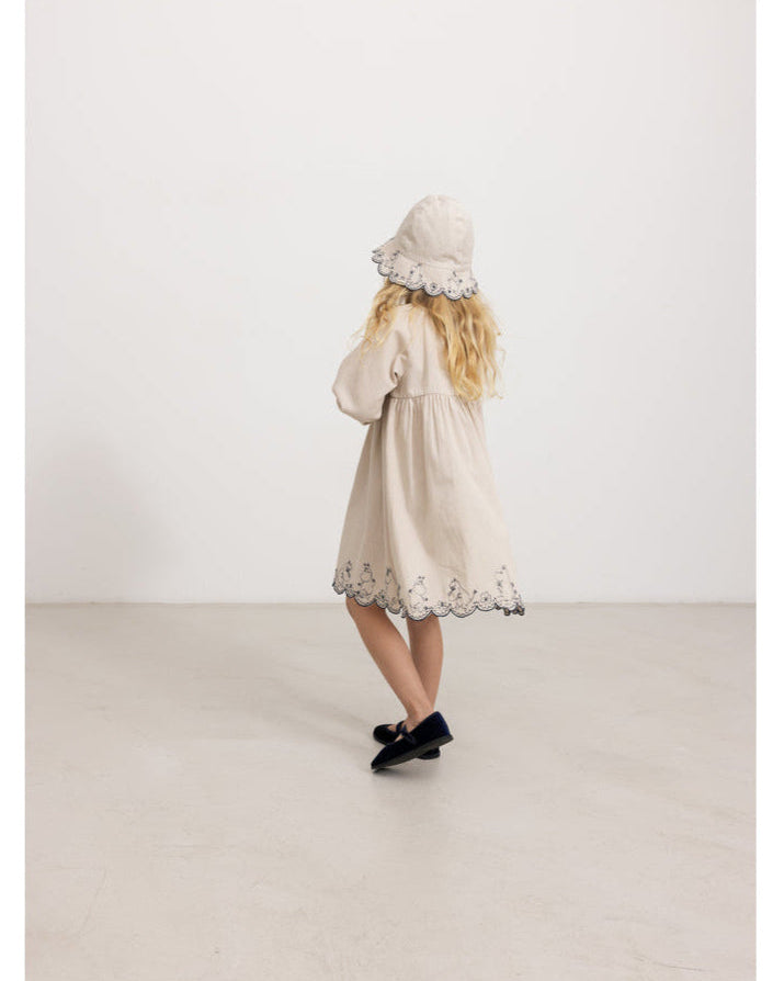 Rochie cu croiala ampla si broderie ondulata