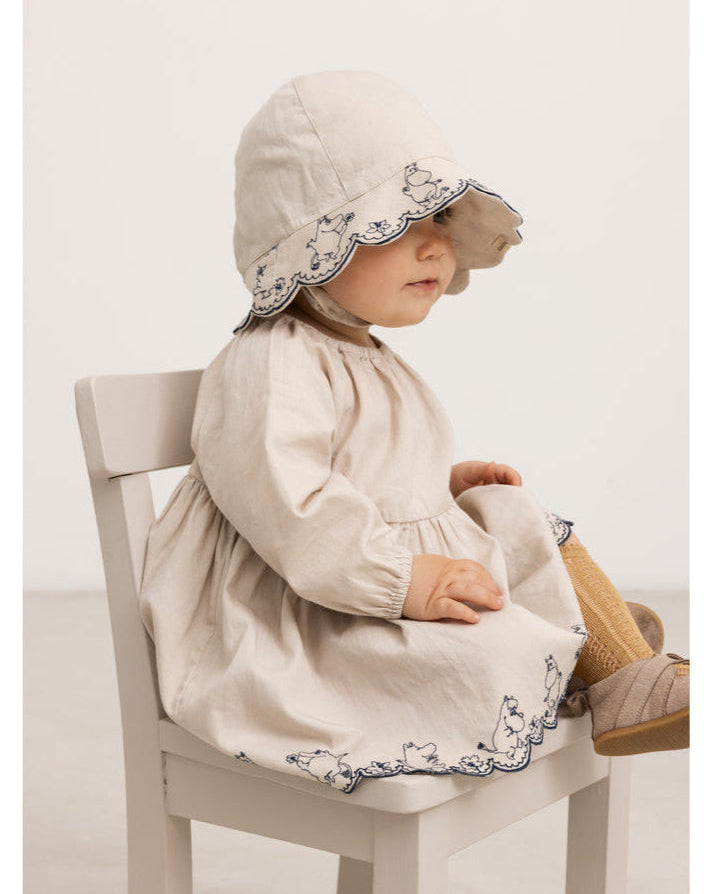 Rochie cu croiala ampla si broderie ondulata