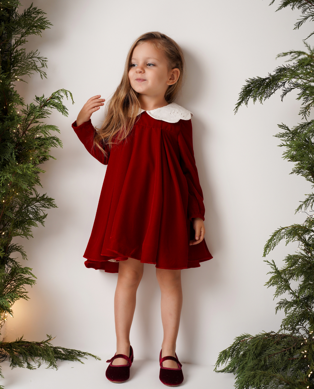 Rochie catifea rosie cu guler brodat Ava