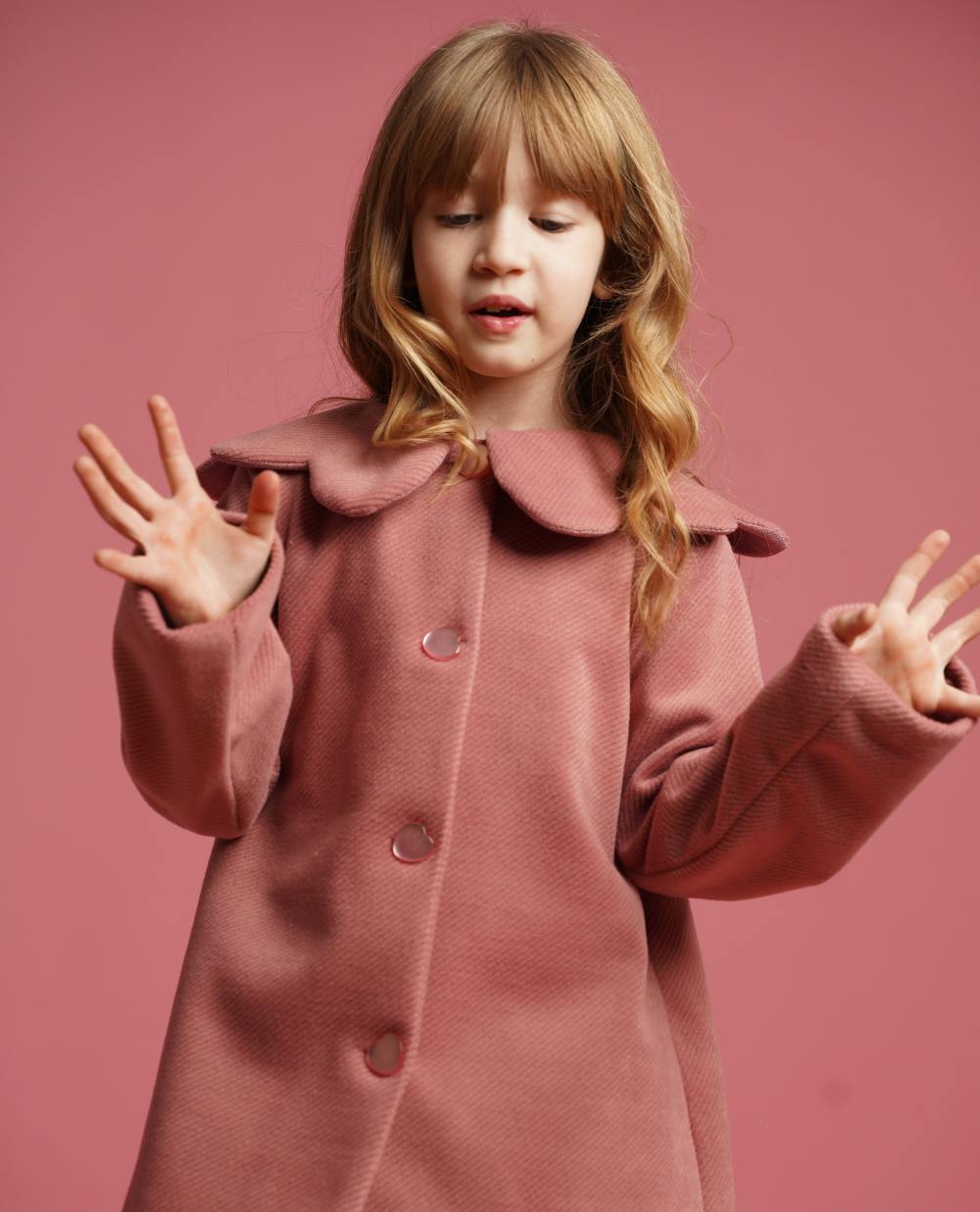 Palton stofa roz pudrat cu guler floare