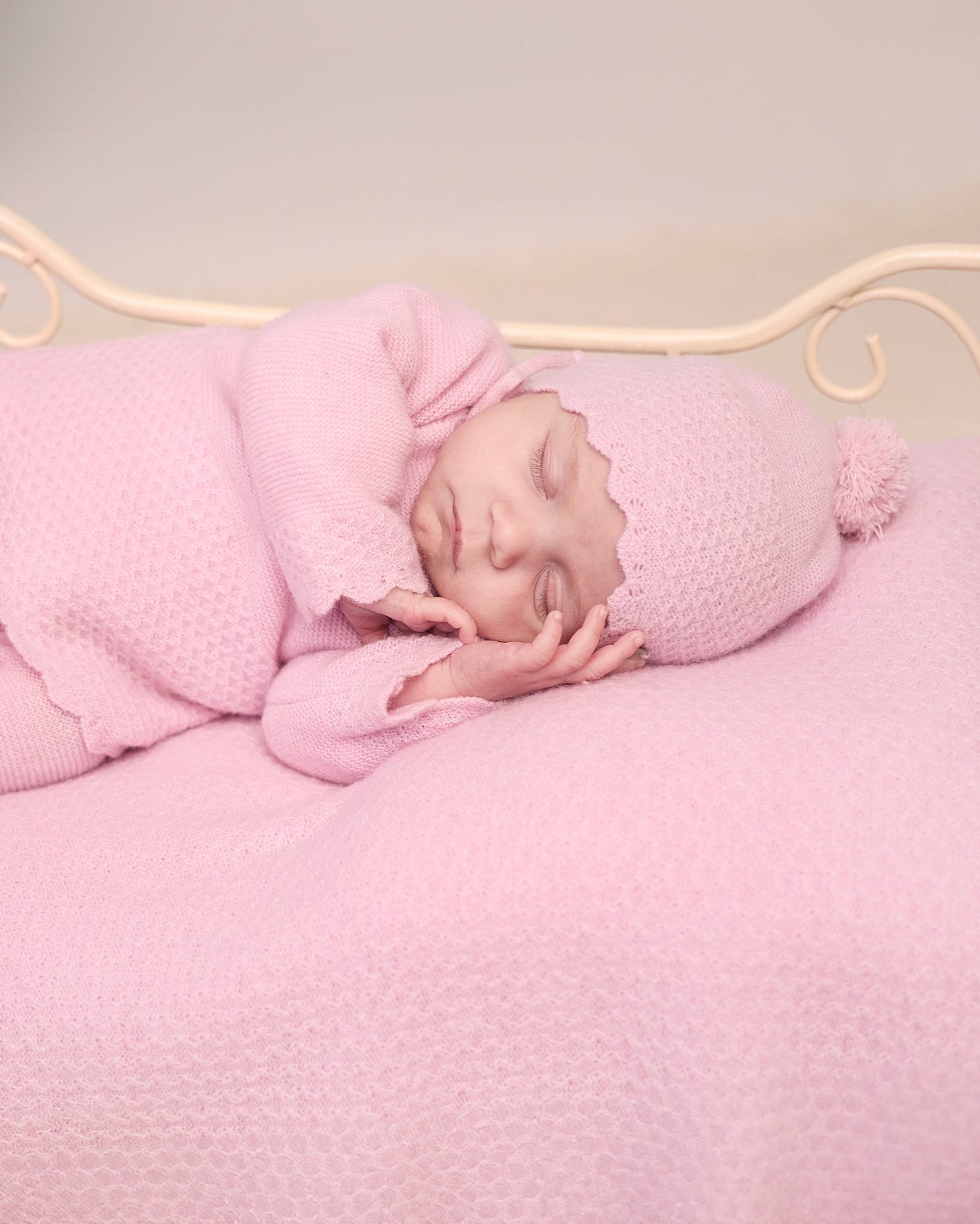 Caciula roz din lana cu casmir cu ciucure