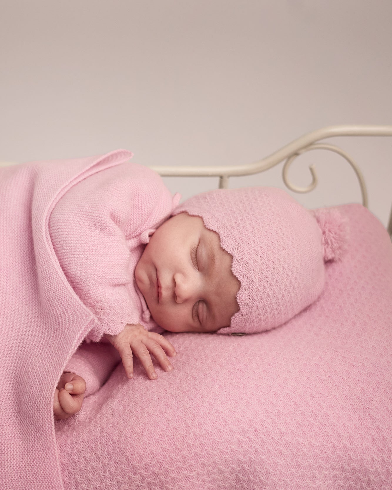 Caciula roz din lana cu casmir cu ciucure