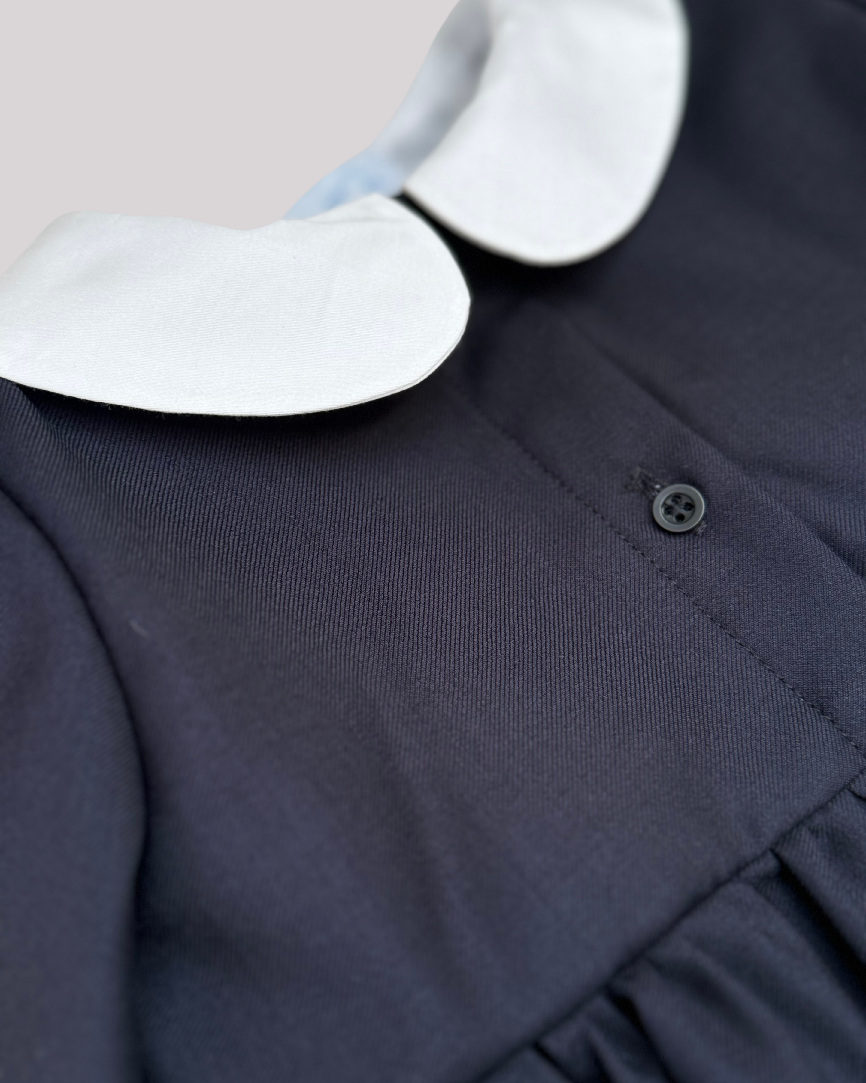 Rochie din stofa blumarin si guler alb