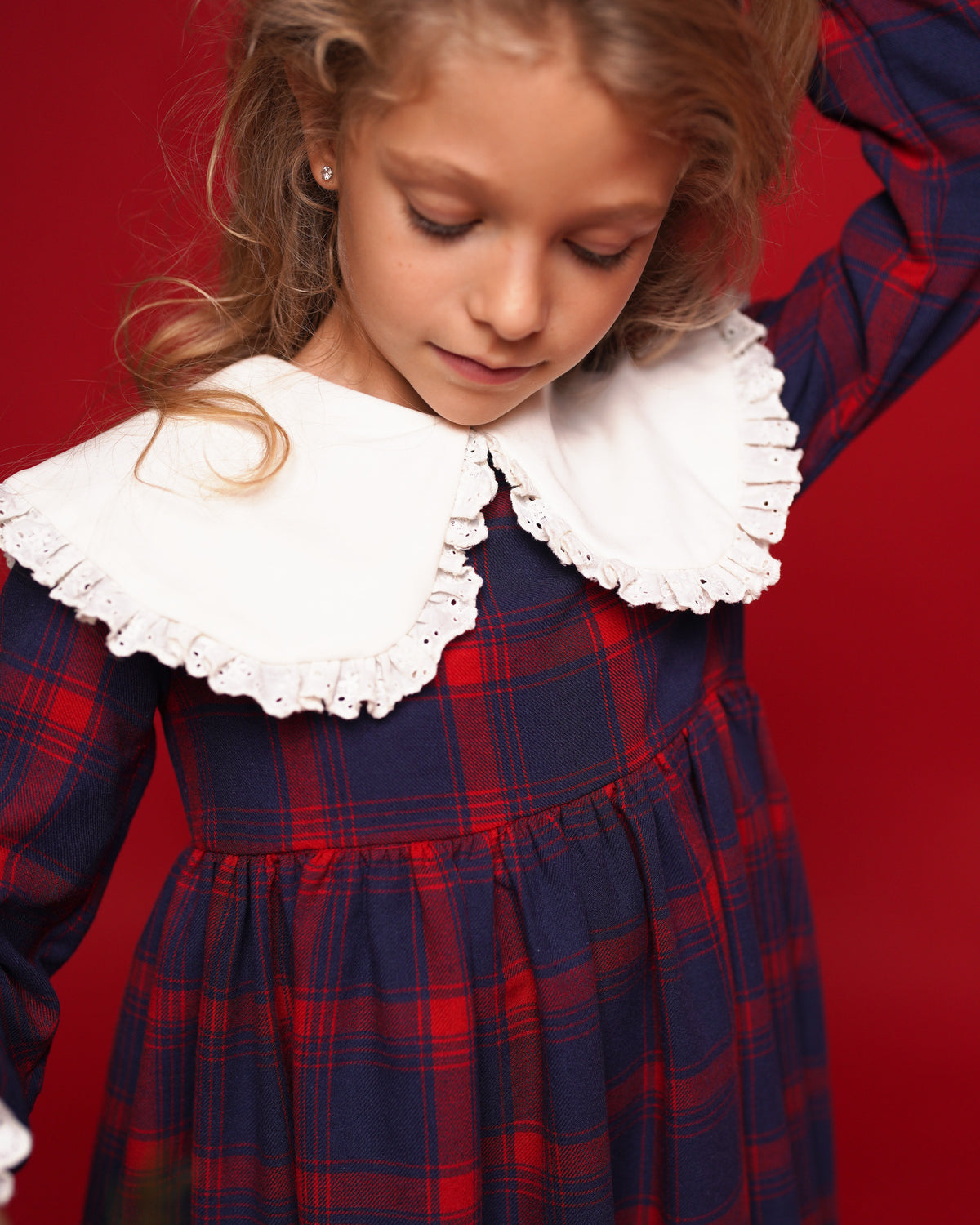 Rochie din tartan în carouri roșii cu guler brodat