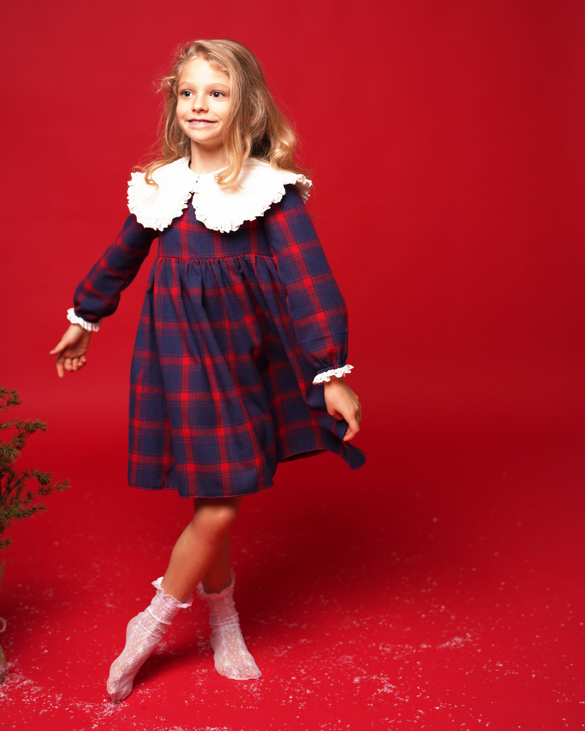 Rochie din tartan în carouri roșii cu guler brodat