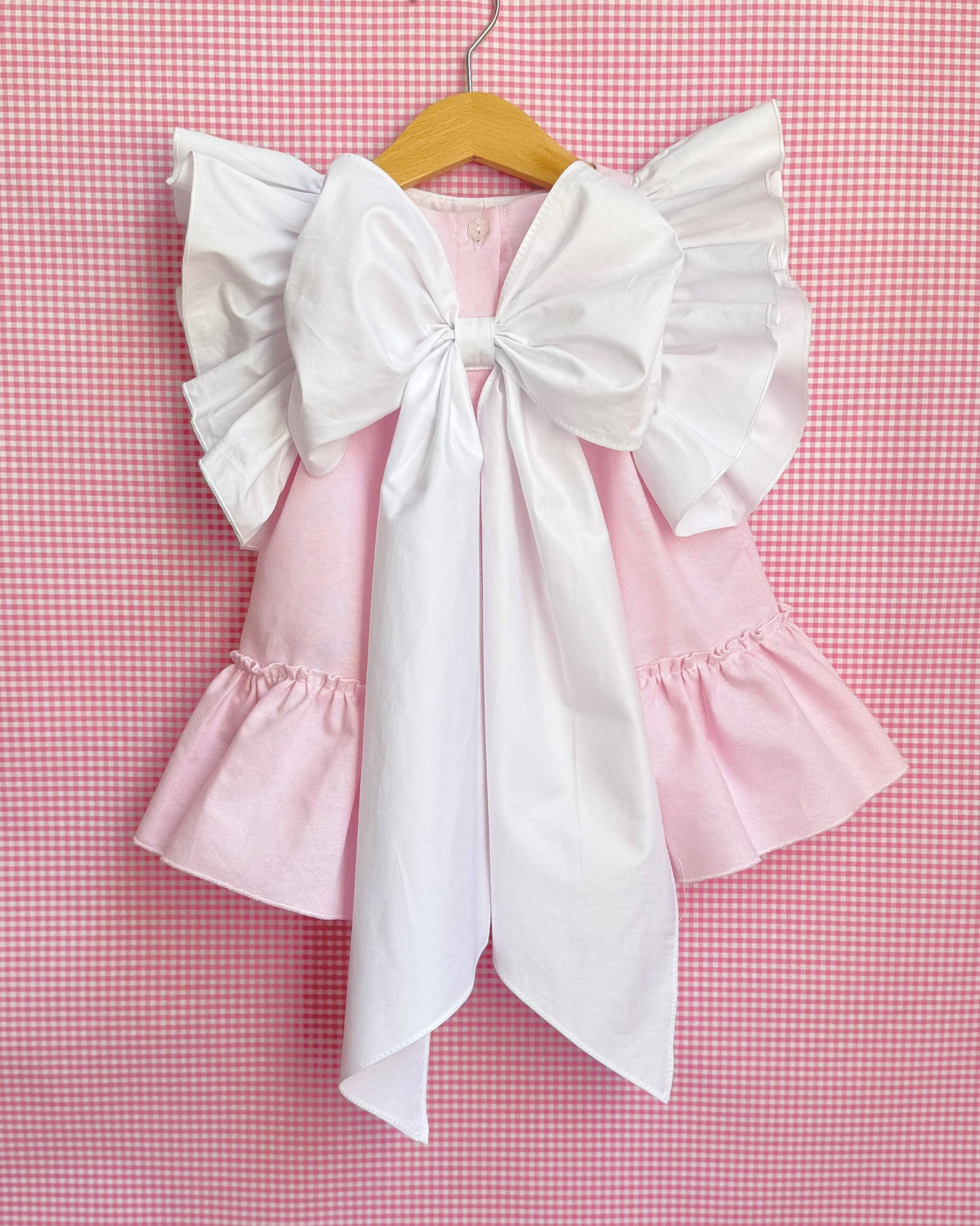 Rochie roz cu funda voluminoasa si volane