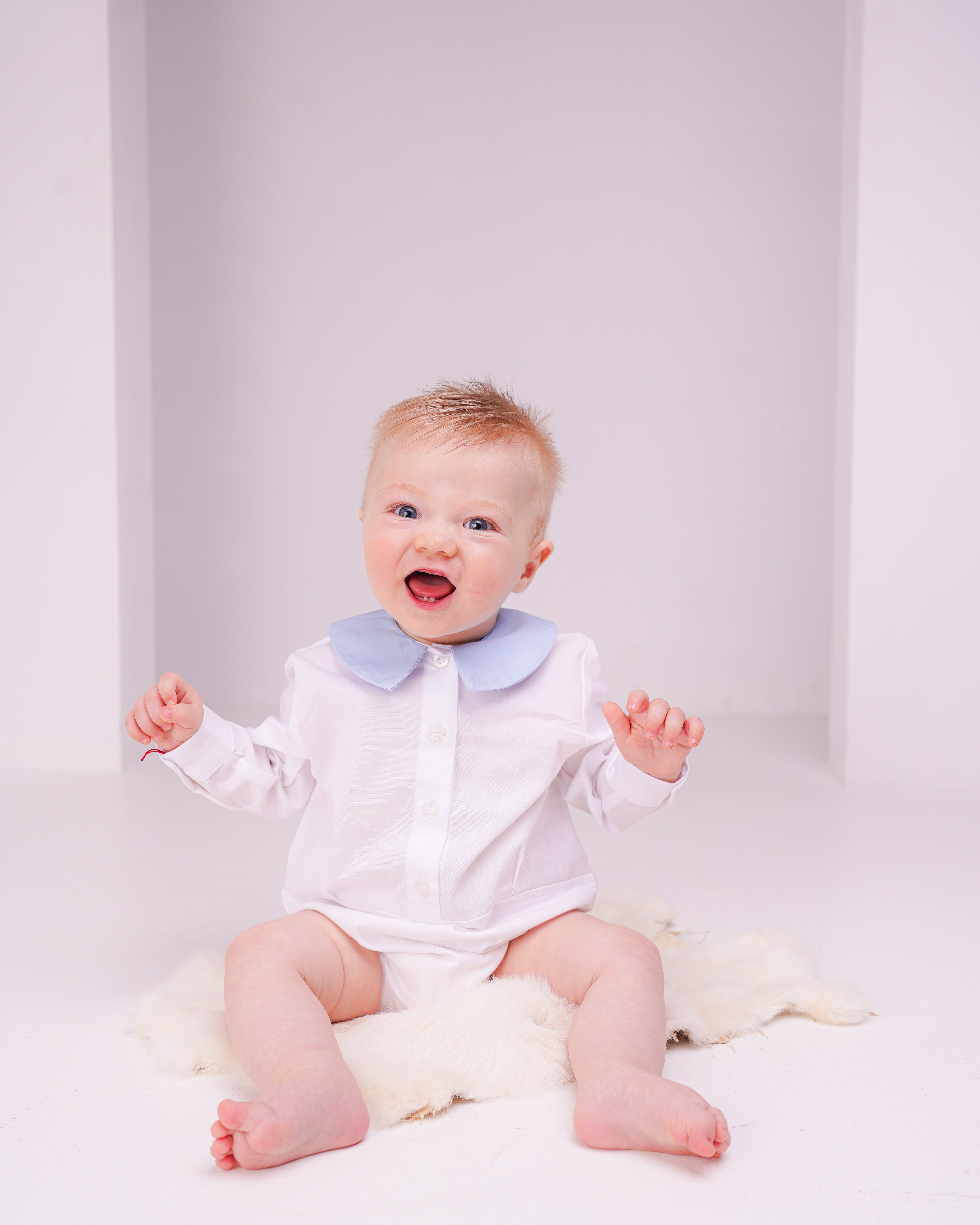 Body ceremonie cu guler albastru