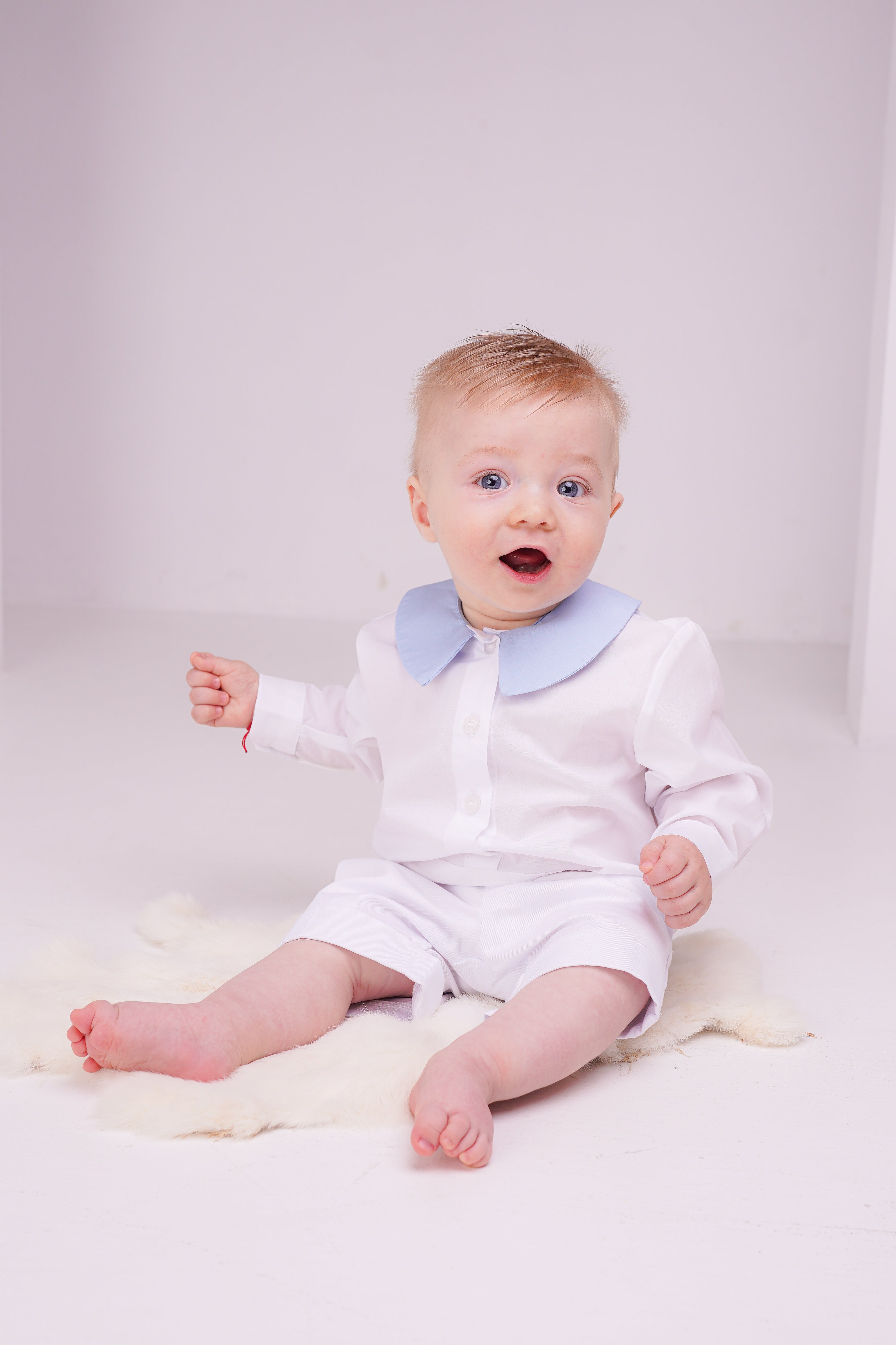 Body ceremonie cu guler albastru