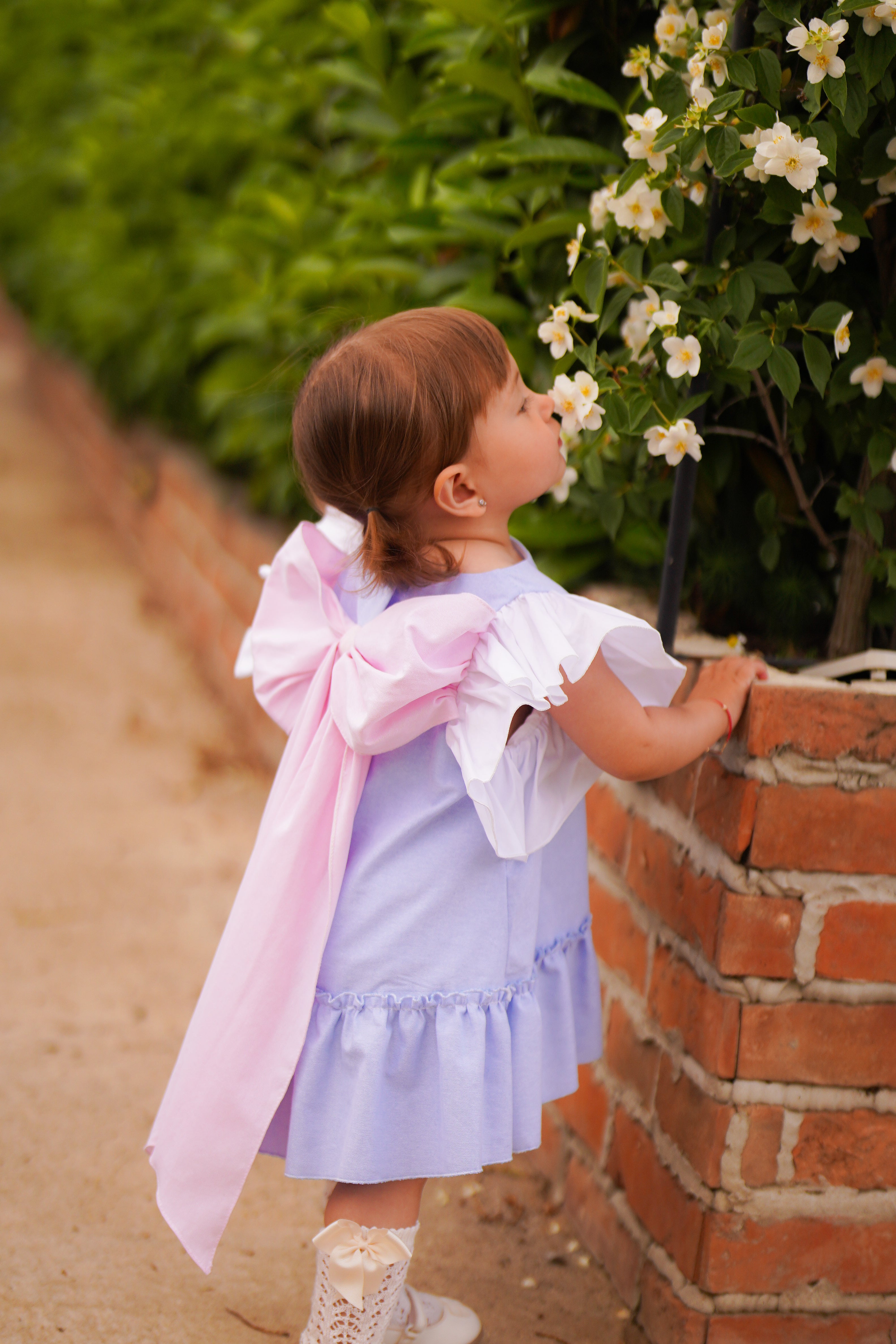 Rochie albastra cu funda roz voluminoasa si volane