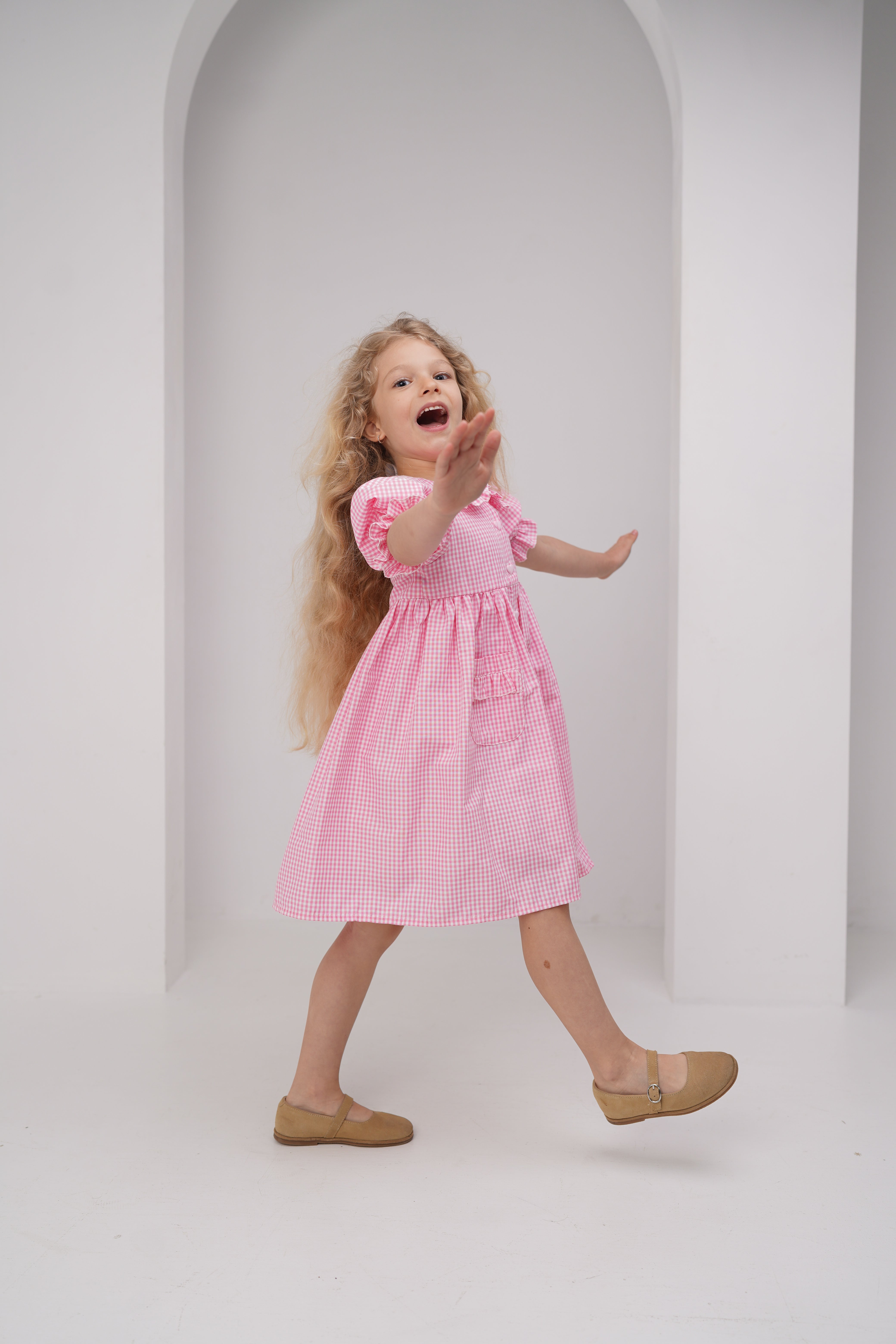 Rochie in carouri roz cu volane