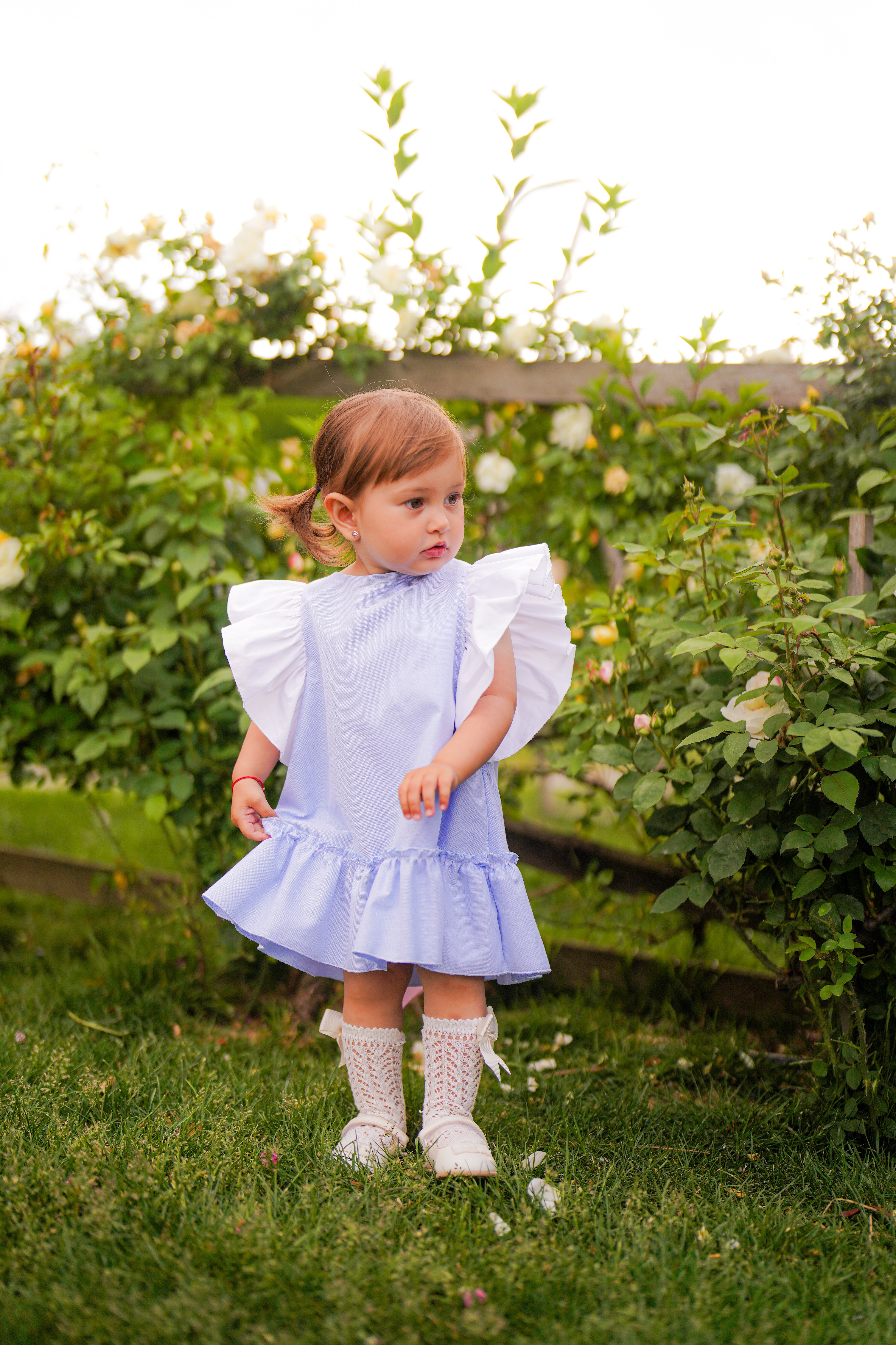 Rochie albastra cu funda roz voluminoasa si volane