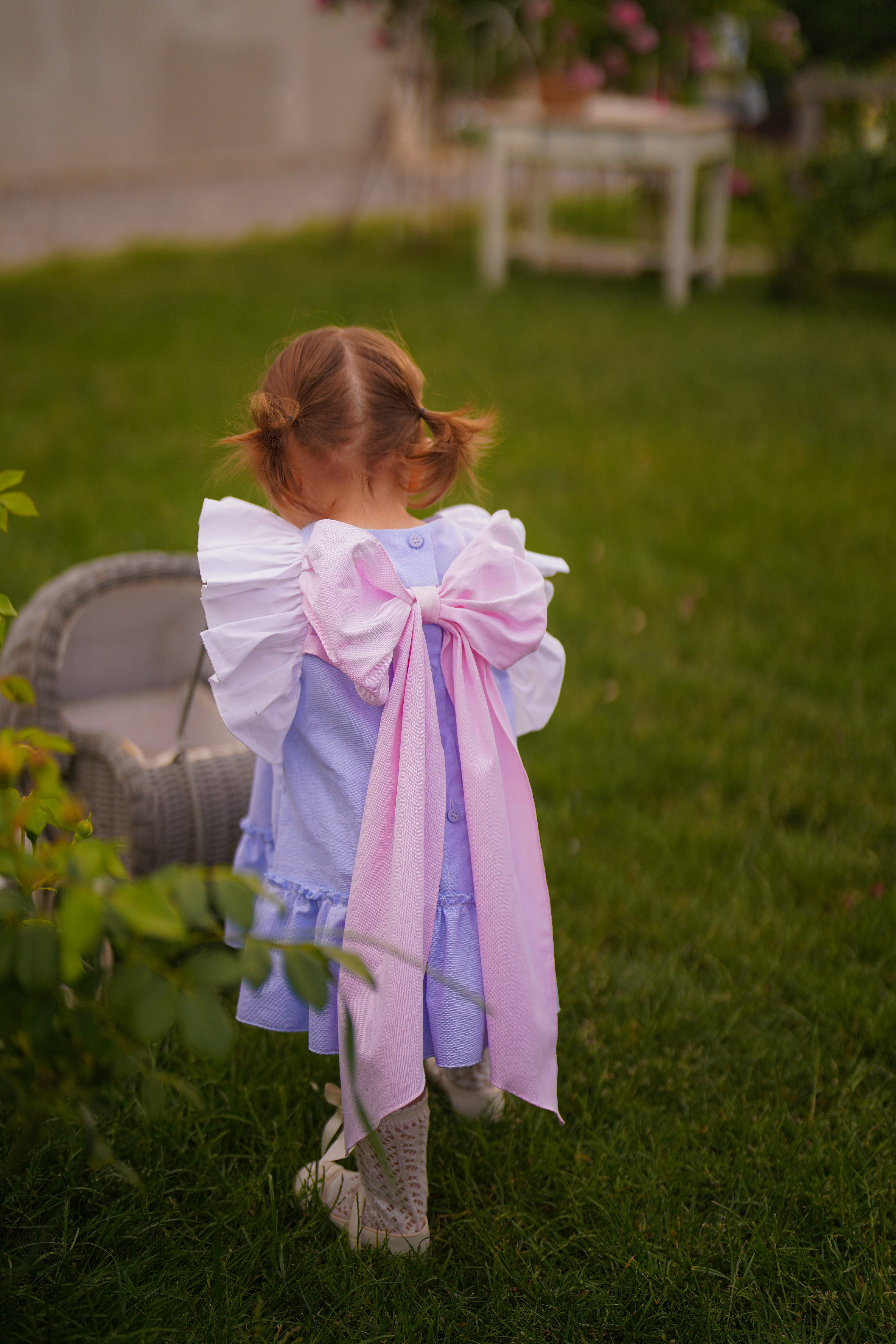 Rochie albastra cu funda roz voluminoasa si volane
