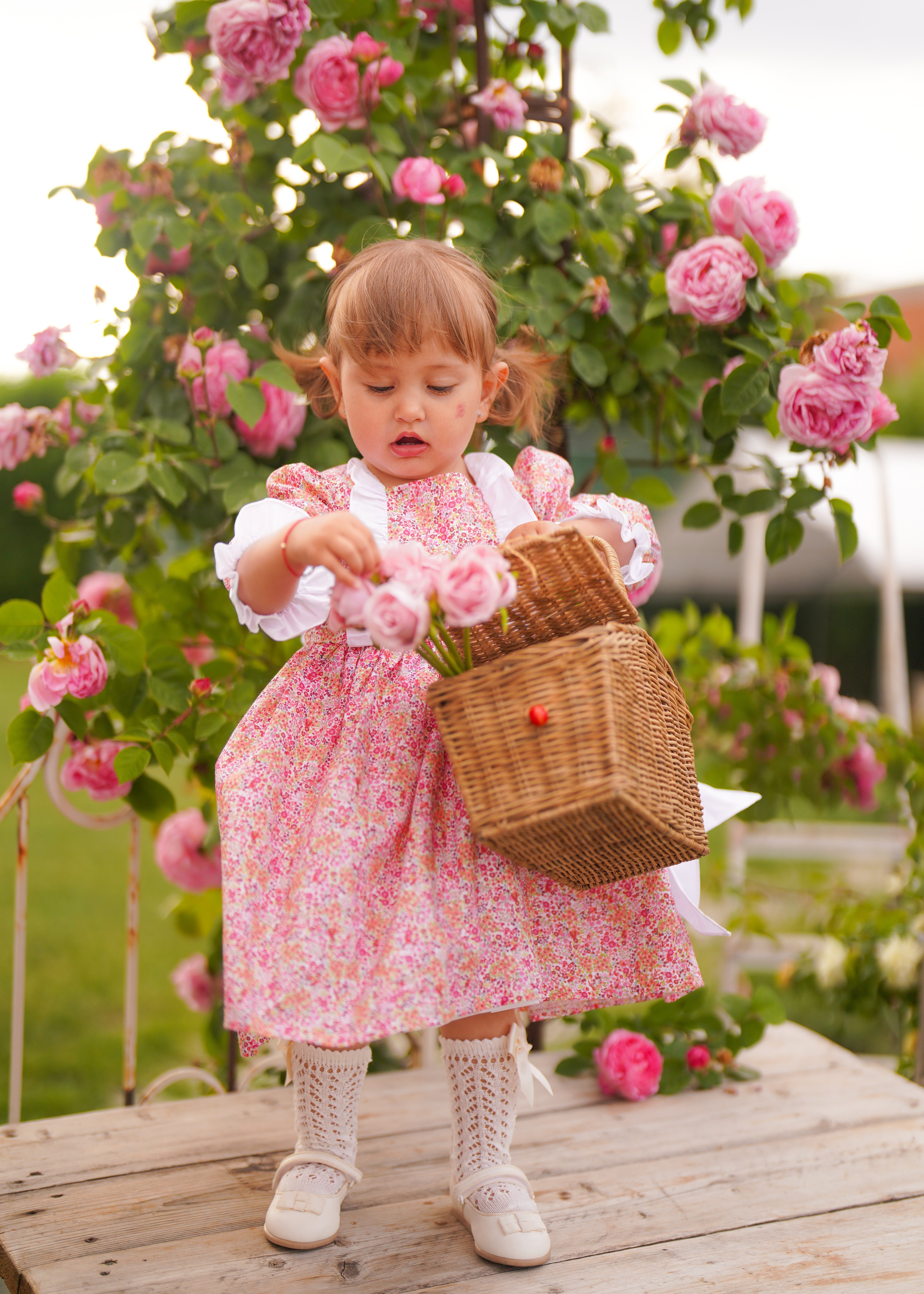 Rochie flori roz si volane albe