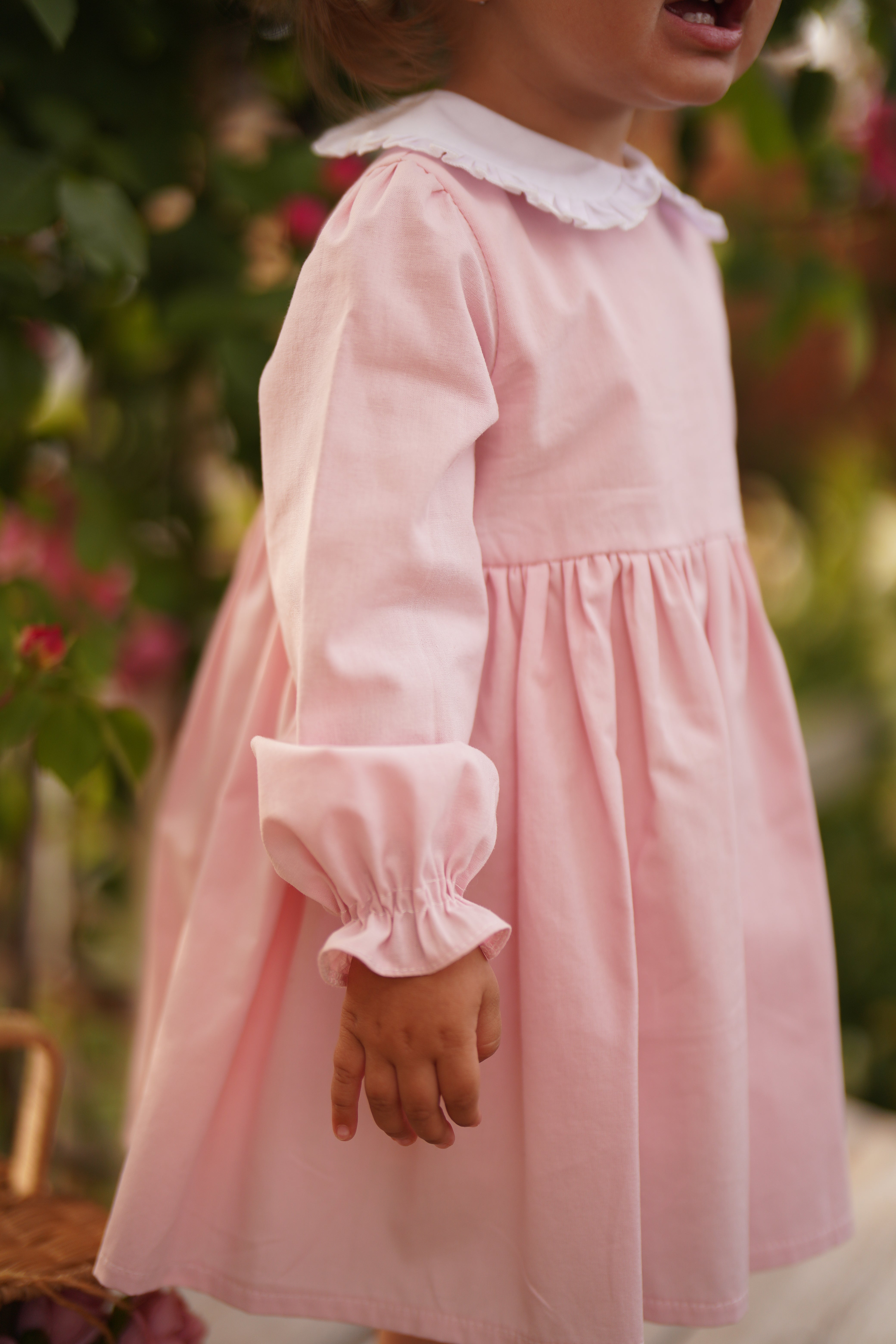 Rochie roz cu guler alb