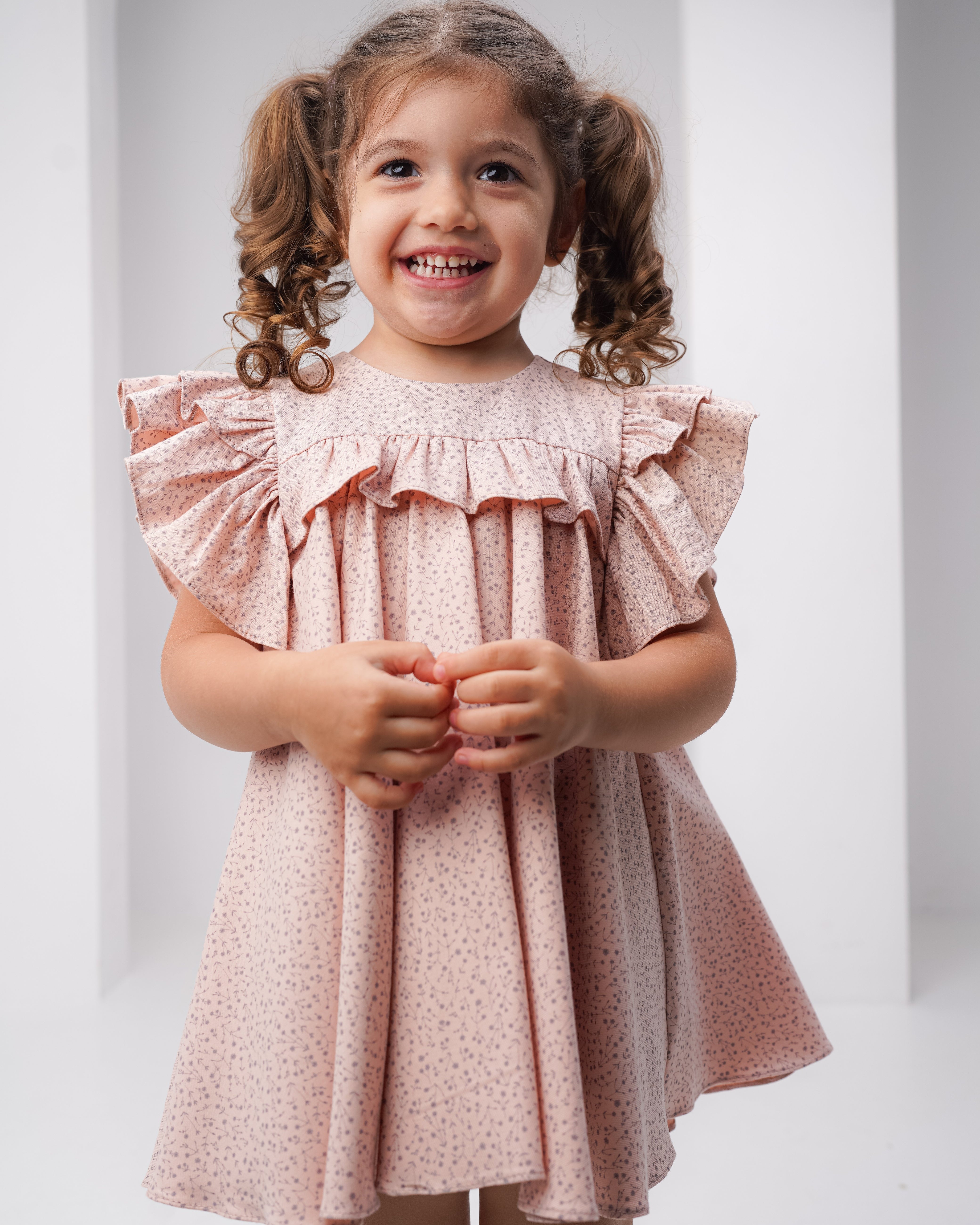 Rochie roz pudra cu floricele si volane