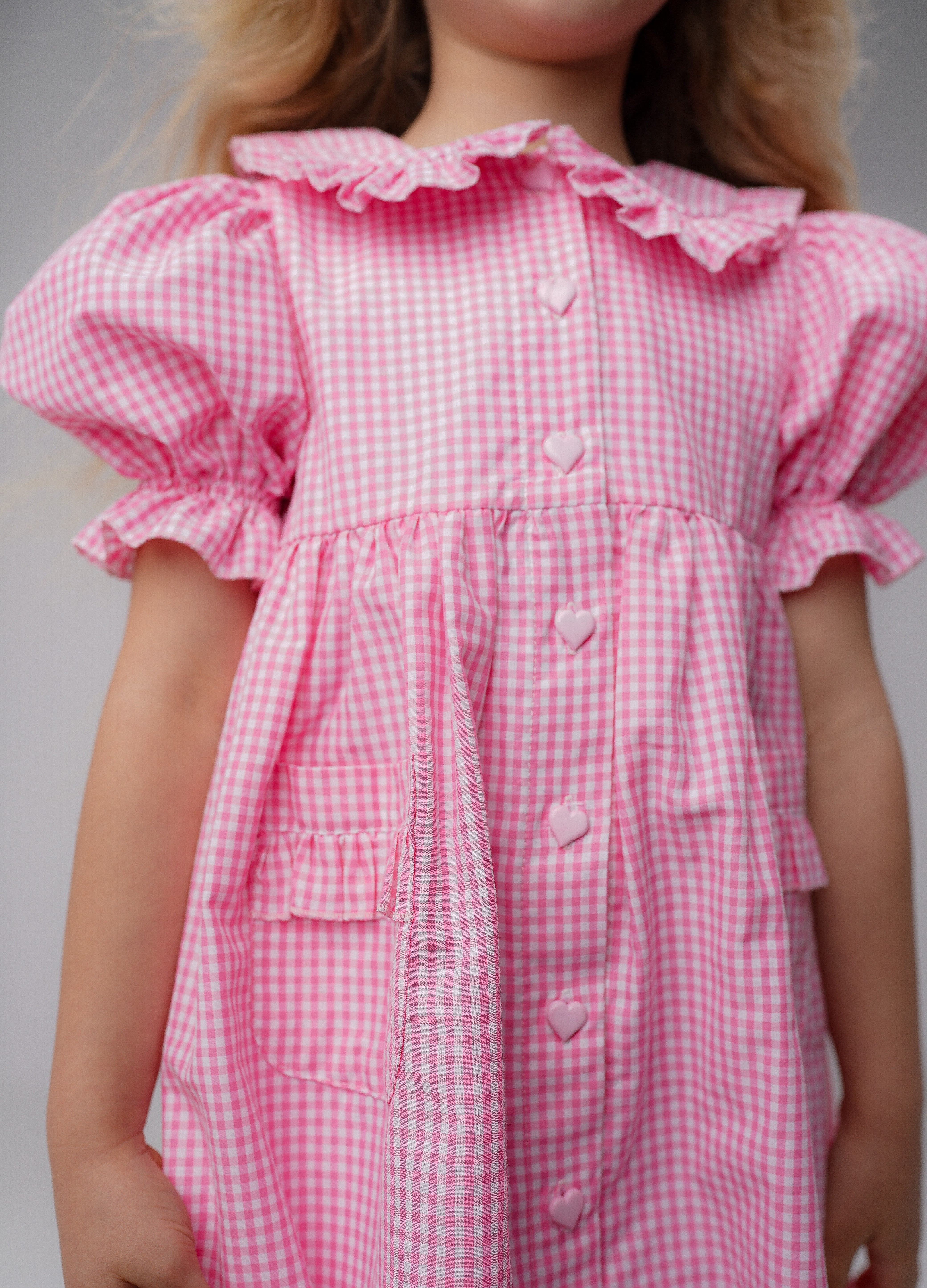 Rochie in carouri roz cu volane