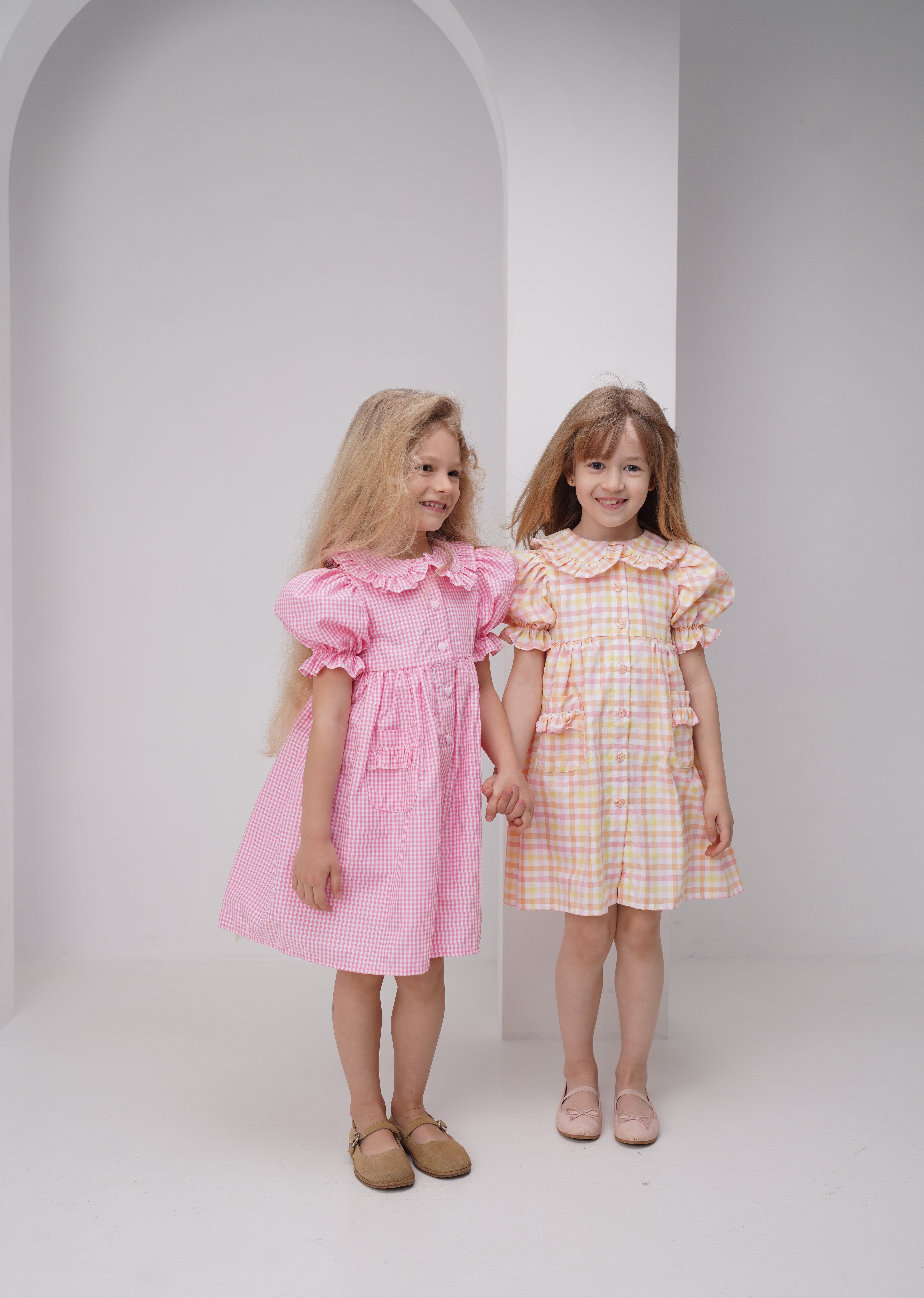 Rochie in carouri roz cu volane