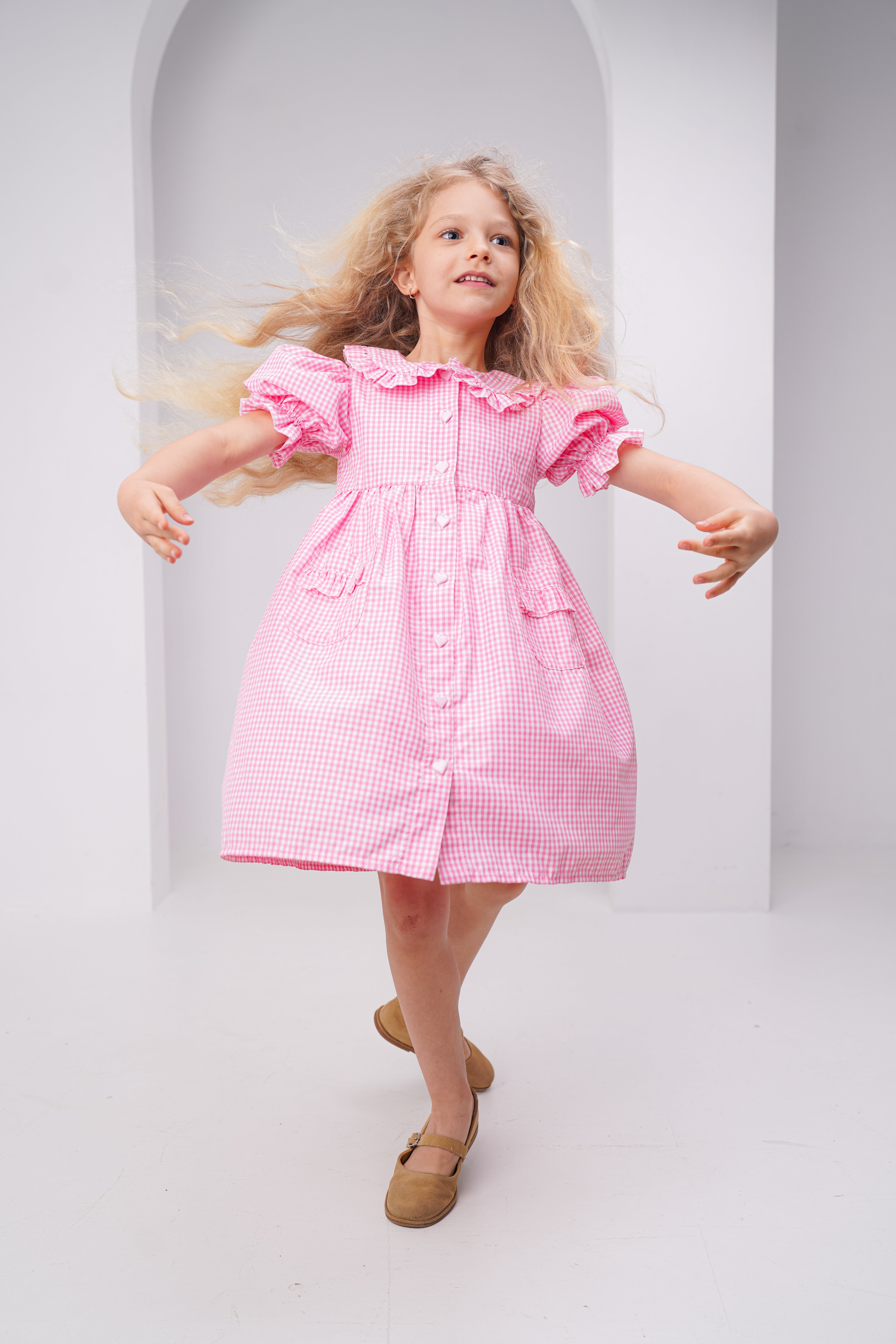 Rochie in carouri roz cu volane