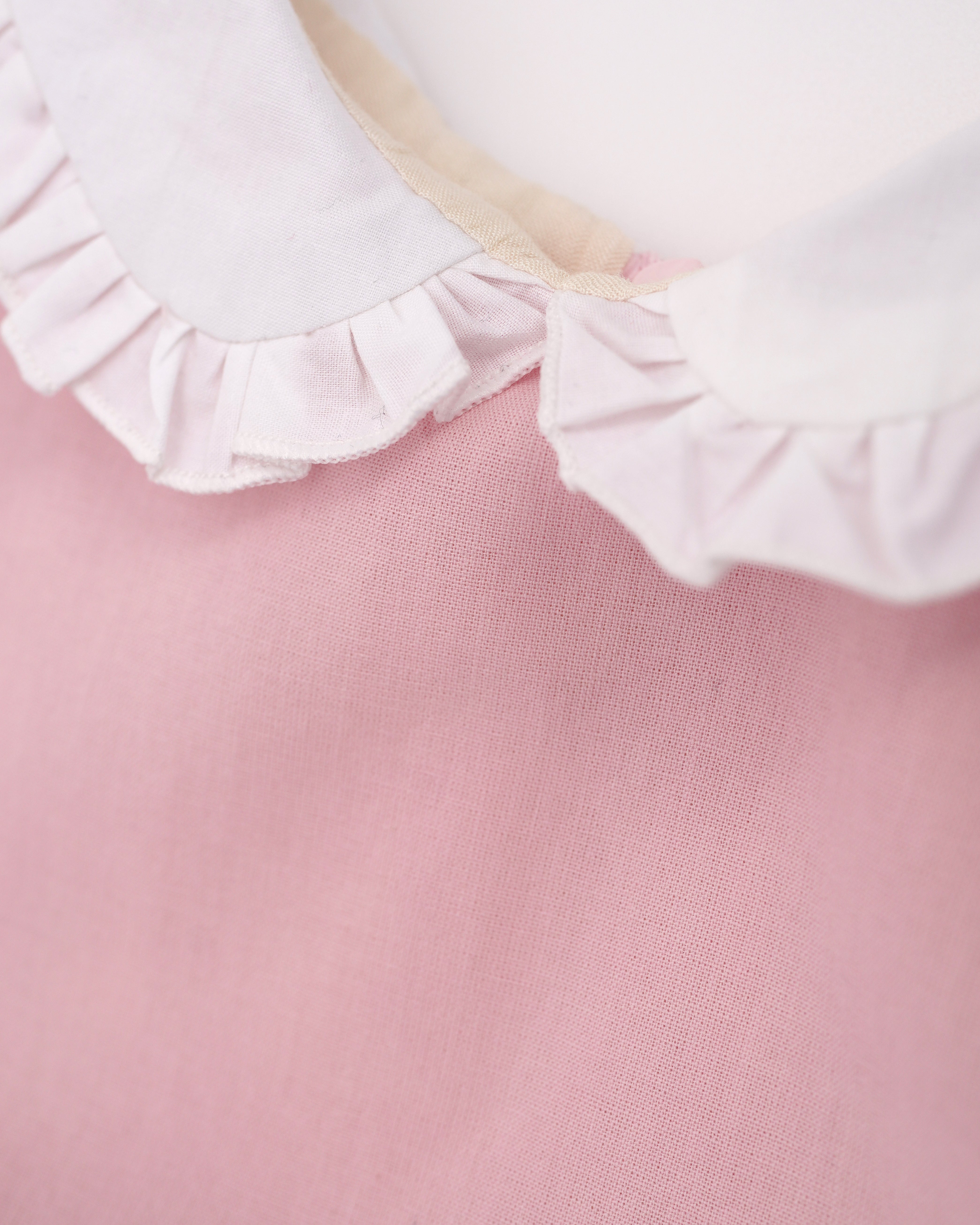 Rochie roz cu guler alb